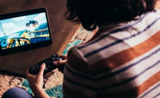 Microsoft искрит идеями. В рекламе Xbox Game Pass использовали контроллер PlayStation 4