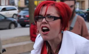 На мероприятии Tencent девушки снимали крышки с бутылок, зажатых между ног у мужчин