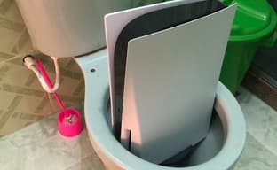 Известный инсайдер запихнул PS5 в унитаз — так он решил пошутить над теми, кого разозлил анонс ПК-версии God of War