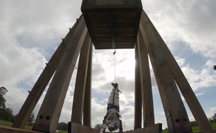 Овцой и рыцарем выстрелили из настоящего требушета в честь релиза Age of Empires 4