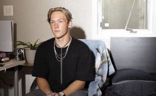 Постоянная критика маскулинности доводит многих мужчин до порно и компьютерных игр, считает сенатор США