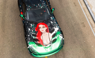 Игрок обклеил свою машину в Forza Horizon 5 стикерами с девушками и получил за это бан почти на 8 тысяч лет