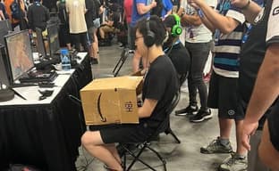 Игрок на турнире по Street Fighter V использовал картонную коробку, чтобы противник не видел его рук с контролером