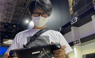 Хидео Кодзима подержал маленький Steam Deck, а Valve показала огромный и док-станцию. Фото с Tokyo Game Show 2022