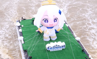 Гигантская надувная Паймон из Genshin Impact отправилась в круиз по Темзе: опубликовано видео с места событий