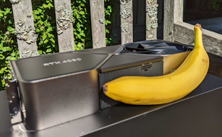 Здоровую NVIDIA GeForce RTX 4090 сравнивают с разнообразными предметами: банан, Xbox и видеокарта Intel Arc