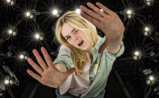 Помахала ногой, посмотрела в камеру: Хидео Кодзима показал рабочие будни Эль Фаннинг на производственной площадке игры