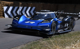 Смотрим на кадр со съёмок экранизации Gran Turismo от режиссёра фильма «Район №9»