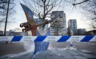 PlayStation запустила новую рекламную кампанию. На улице разместили гигантский топор Левиафан