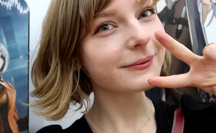 Актриса Эшли из ремейка Resident Evil 4 купила игру и познакомилась с виртуальным воплощением поближе