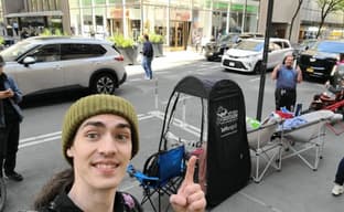 Фанаты Nintendo уже начали выстраиваться в бесполезную очередь перед магазином Nintendo за Tears of the Kingdom