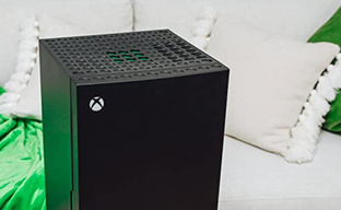 Энтузиаст купил сломанный холодильник Xbox и превратил в полезный постамент