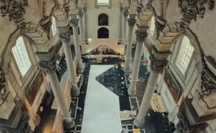 Blizzard вспомнила события, предшествовавшие появлению Diablo 4. Портреты игроков нарисованы на стенах часовни