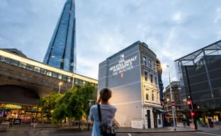 Генри Кавилл – всё еще Ведьмак. Netflix развернула кампанию с необычной рекламой сериала