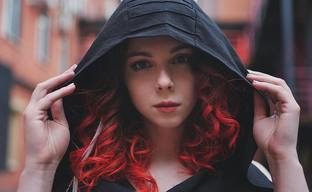 Голос GamesVoice захватили и озвучивают порнографию. Алёна Андронова лишилась работы и судится с Тинькофф