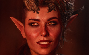 Реалистичный косплей Карлах из Baldur's Gate 3 не отличить от 3D-рендера. Критическое попадание в образ