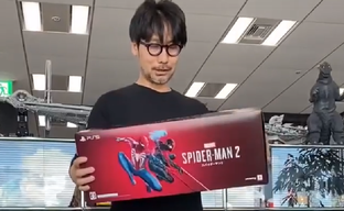Хидео Кодзима получил коллекционку Spider-Man 2. Распаковка гения