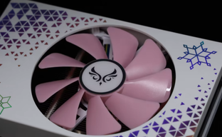 Миниатюрная RTX 4060 Ti Sakura: фото стильной видеокарты и испытание в Genshin Impact и Cyberpunk 2077