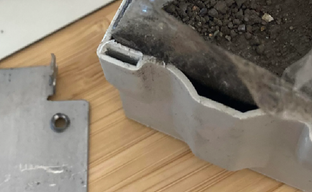 В дешёвый блок питания засыпали землю и железную стружку для набора веса