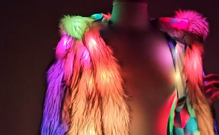 Шуба с RGB-подсветкой. Геймеры оценили стильный наряд, придуманный к наступающему Новому году