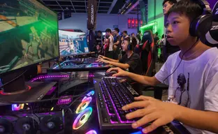 Акции Tencent и NetEase рухнули на 80 млрд. на фоне новостей о планах властей Китая ограничить траты в онлайн-играх