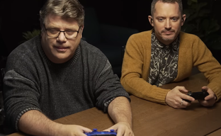 Создатель Baldur's Gate 3 Свен Винке сыграл с экспертами по фэнтези из «Властелина колец». Элайджа Вуд и Шон Эстин встретились с творцом