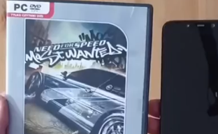 Need for Speed Most Wanted (2005) запустили на телефоне, установив игру с диска. Энтузиаст собрал необычный сетап
