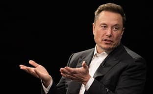 Илон Маск раскритиковал менеджера Xbox, которая призывала «не белых мужчин геймеров» вскидывать руки