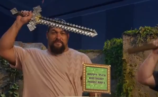 Джек Блэк и Джейсон Момоа из экранизации Minecraft сразились с тортиком в честь 15-летия игры Mojang