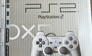 Нераспакованную PlayStation 2 спустя 20 лет случайно обнаружили в гараже. Консоль Sony забыли подарить