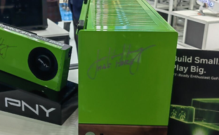«Здесь был Хуанг»: Босс NVIDIA подписал RTX 4070 с турбиной и оставил автограф на груди фанатки