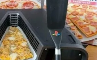 Девкит PS5 замаскировали под печь для пиццы и продали в комплекте с PlayStation-лопаткой. Хитрый предприниматель фиксирует прибыль