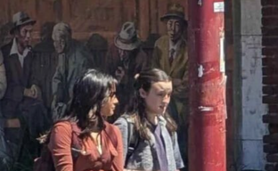 Появились фото со съёмок 2 сезона The Last of Us от HBO. Элли, Дина и местные достопримечательности