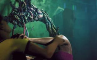 Нежности с монстрами с червями вместо голов на новых скриншотах хоррора Slitterhead