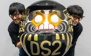 Создатели Death Stranding 2 готовятся к изнурительному восхождению. Кодзима показал фото собрания и праздничный стол