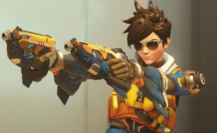 Фанаты Overwatch спустя 8 лет обнаружили деталь образа Трейсер, которой нет в сиквеле. Похоже, даже сама Blizzard про неё забыла