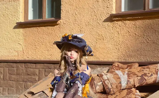 Навия из Genshin Impact у подъезда в России. Представлен народный косплей героини Фонтейна и Кирары из Инадзумы