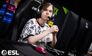 17-летнего россиянина признали лучшим игроком года в Counter-Strike 2, он стал самым молодым топ-1 HLTV.  Второе место тоже занял киберспортсмен из РФ