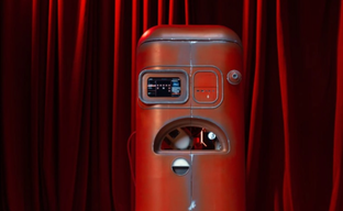 Создатели Atomic Heart показали, как создали кастомный ПК в виде Эленоры, красного холодильника с характером