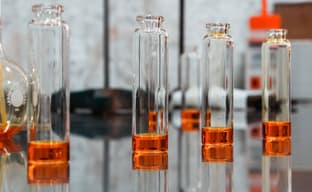 Почувствуй себя парфюмером: открылся предзаказ на настолку с ароматическими маслами «Аромагия»