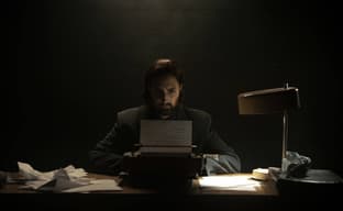 Противостояние тьме: косплеер превратился в Алана Уэйка из игры Alan Wake 2