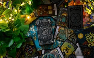 Карты Таро и головоломка в одном флаконе: в продаже появилась настолка «Свет в Тумане»