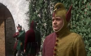 Игрок Kingdom Come 2 превратил всех жителей Куттенберга в шутов. Теперь город напоминает цирк