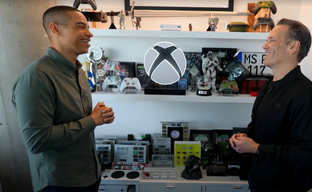 На полке Фила Спенсера обнаружили неанонсированный продукт Xbox