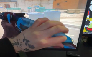 Фанат Counter-Strike 2 представил бюджетный скин AK-47 Blue Gem — он наклеил на монитор самодельный и показал геймплей