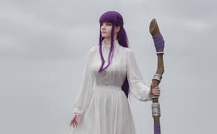 Дисциплинированная ученица: модель показала косплей Ферн из аниме «Провожающая в последний путь Фрирен»