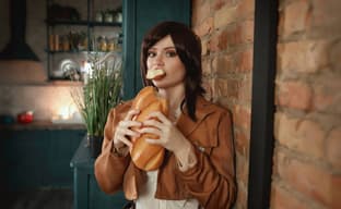 Вечно голодная картофельная девочка: модель показала косплей Саши Браус из аниме «Атака титанов»