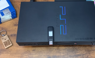 Шутер DOOM попытались запустить на PlayStation 2, переделанной в ПК на Windows 95