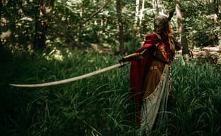 Клинок Микеллы и Красная Валькирия: модель показала косплей Малении из Elden Ring