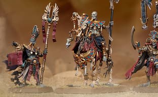 Цари Гробниц из Warhammer: The Old World получат миниатюры Королевских Вестников и Жрецов-Личей